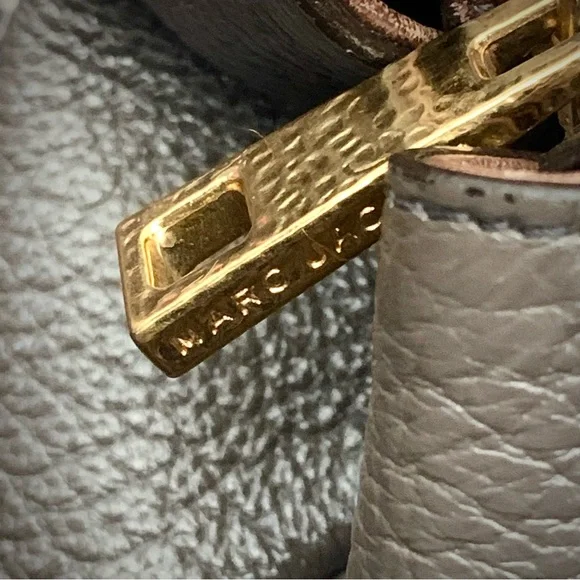 MARC JACOBS PEEBLED | DARK TAUPE AND BROWN WITH HAMMERED GOLD HARDWARE | ITALY - Picture 6 of 17